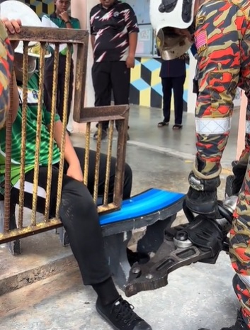 视频|14岁男生脚卡铁条沟盖缝隙获救 网纳闷:如何掉进去的?