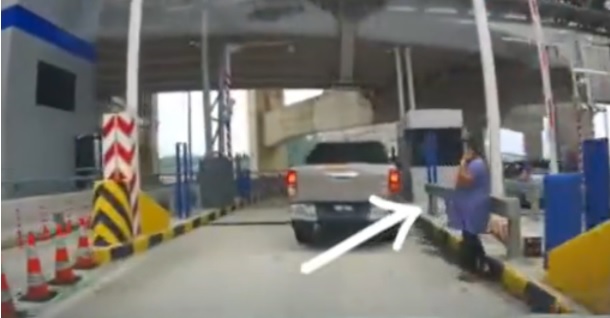 视频|借出TNG卡自己改用RFID 青年助妇女过收费站赢赞赏