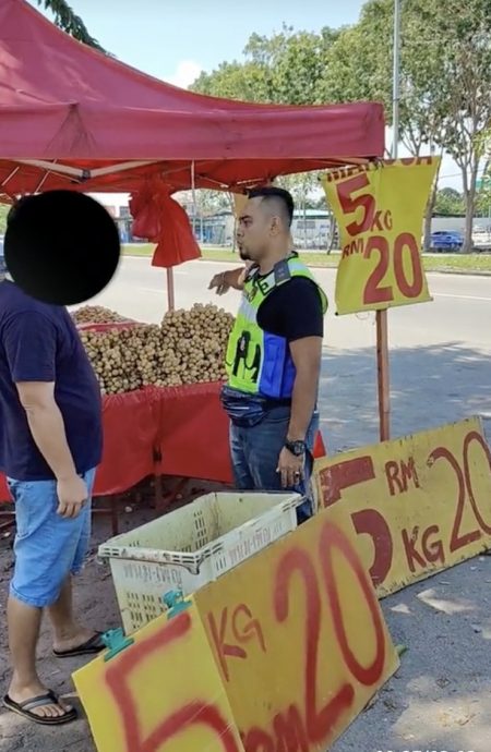 视频|商家贴误导性价格牌 遭官员取缔马上纠正