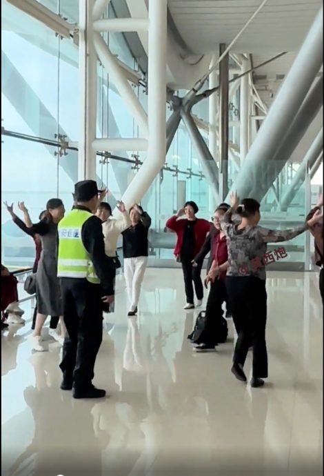 视频|将广场舞跳进机场! 中国大妈再惹争议