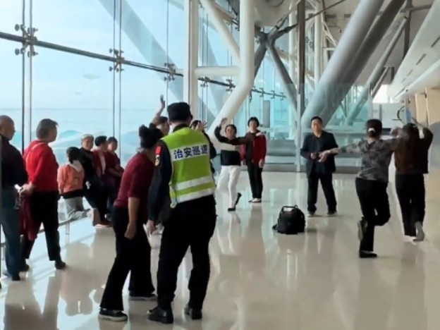 视频|将广场舞跳进机场! 中国大妈再惹争议