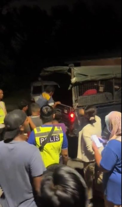 视频 | 未成年少年排队上警车! 传爱半夜群聚溜达被家长举报