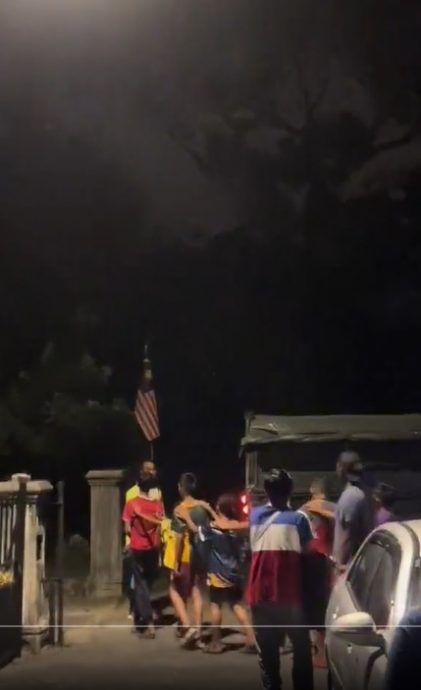 视频 | 未成年少年排队上警车! 传爱半夜群聚溜达被家长举报