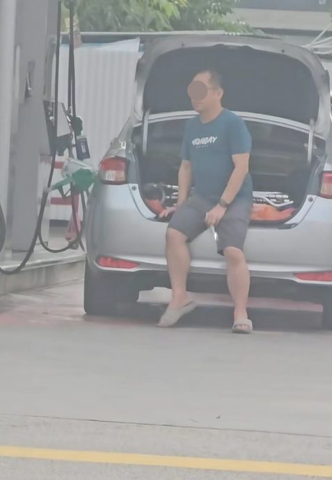 视频|狮城男子添油行径惹议 坐后车厢摇晃还拿手电筒照