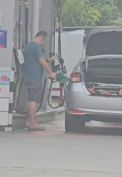 视频|狮城男子添油行径惹议 坐后车厢摇晃还拿手电筒照
