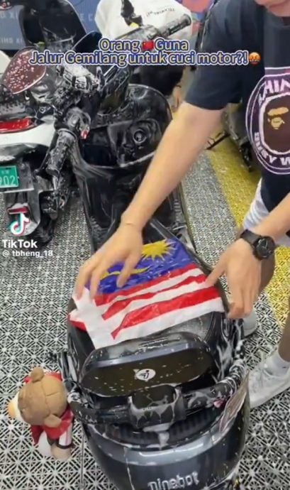 视频 | 用大马国旗擦洗摩托 男子被轰“没教养!”