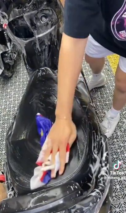 视频 | 用大马国旗擦洗摩托 男子被轰“没教养!”