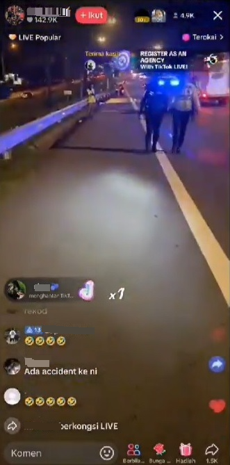 视频|直播车祸现场惹众怒 2青年遭警官训斥教训