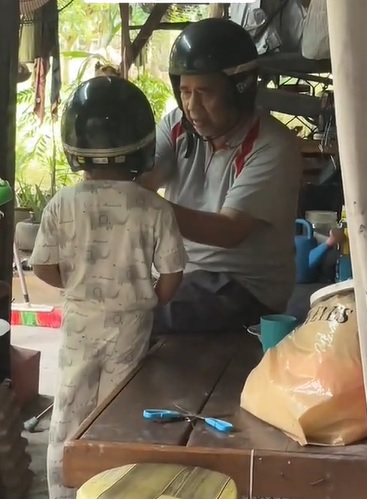 视频|祖孙共骑上巴刹温馨可爱 网民:想念我的阿公阿嫲!