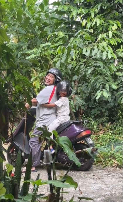 视频|祖孙共骑上巴刹温馨可爱 网民:想念我的阿公阿嫲!