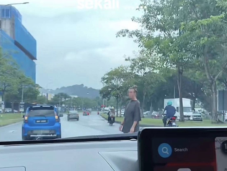 视频|精神恍惚在路上游荡 女子停路中肉身挡车