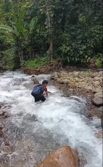 视频|跋山涉水8公里上学 沙巴师生徒步4小时到校
