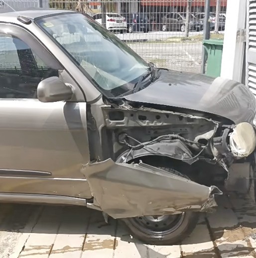 视频|轿车有鸟粪送洗被撞烂 “员工竟不会开手牙车!”