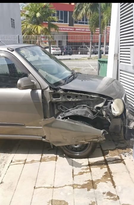 视频|轿车有鸟粪送洗被撞烂 “员工竟不会开手牙车!”