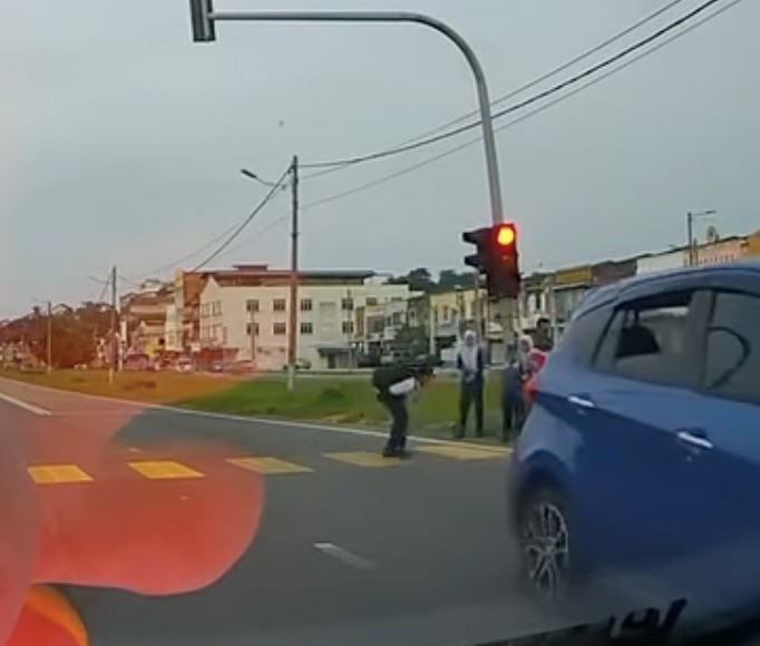 视频|闯红灯撞伤小学生右脚拇趾 酒驾男子落入警网 