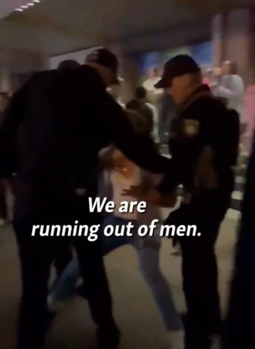 视频/乌军突袭强制征召入伍 年轻人演唱会外被拖走