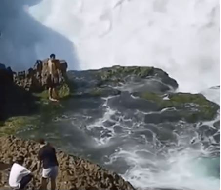 视频|男子印尼海滩崖边拍照 遭巨浪卷走失踪