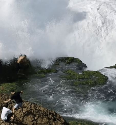 视频|男子印尼海滩崖边拍照 遭巨浪卷走失踪