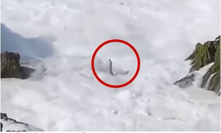 视频|男子印尼海滩崖边拍照 遭巨浪卷走失踪