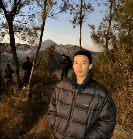 视频|男子印尼海滩崖边拍照 遭巨浪卷走失踪