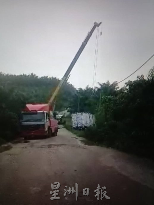 (请签发)柔:拉央拉央马华芭13公里主干道路布满坑洞 道路使用者盼当局尽快修补