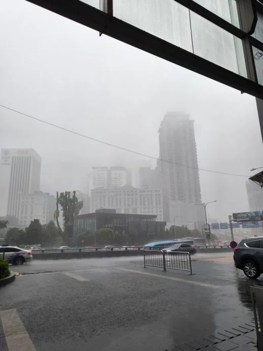 豪雨导致隆多处闪电水灾 DBKL:大部分水灾区受控 积水在30分钟内消退