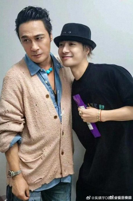 费曼王嘉尔合照现惊人对比 吴镇宇暗讽儿子大只