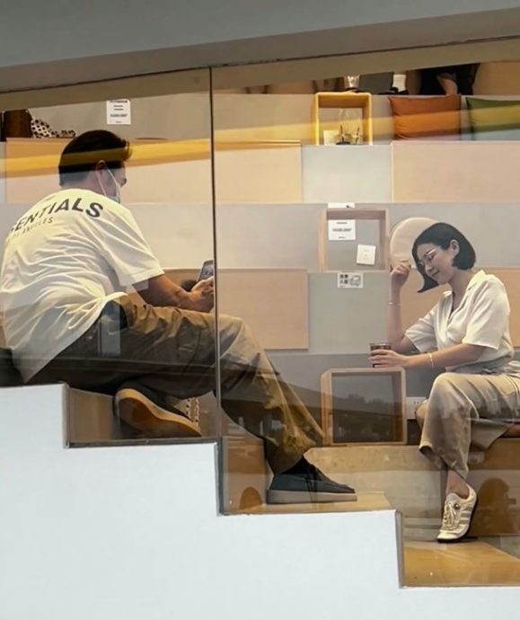 跪地躺楼梯帮陈茵媺拍照　陈豪被赞好老公典范