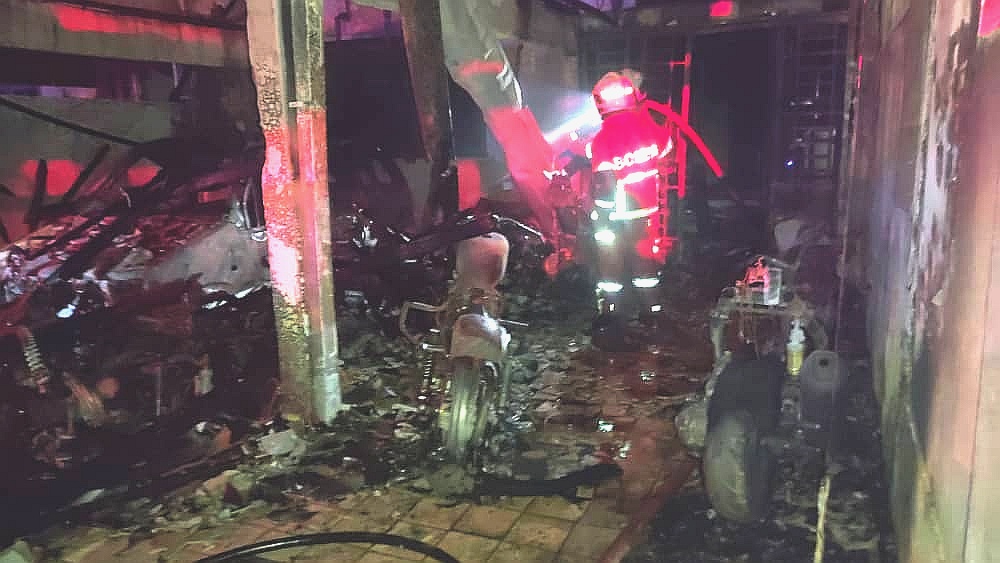 达万德沙某民宅,深夜时分被蒙面匪徒往车房扔易燃物引发大火,警方表示案件含刑事因素,文