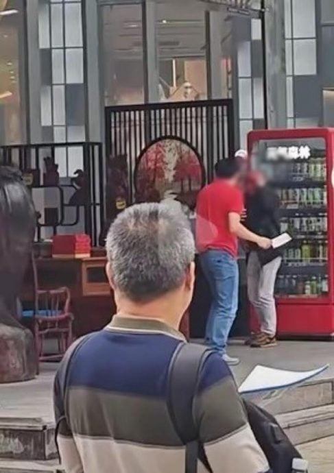 重庆33岁男逛家私店持刀劈店员头部 警方:伤人者逻辑混乱