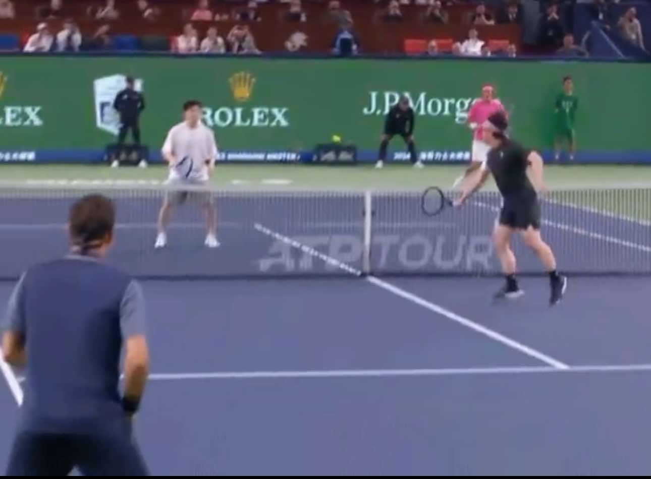 陈奕迅球击樊振东惶恐 演唱会门票当“赔礼”?