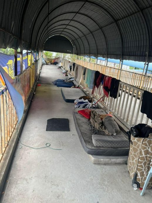 难民放床垫毛巾霸占居住 MBSJ:行人天桥已被清空