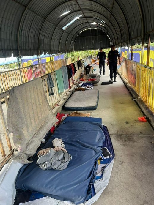 难民放床垫毛巾霸占居住 MBSJ:行人天桥已被清空