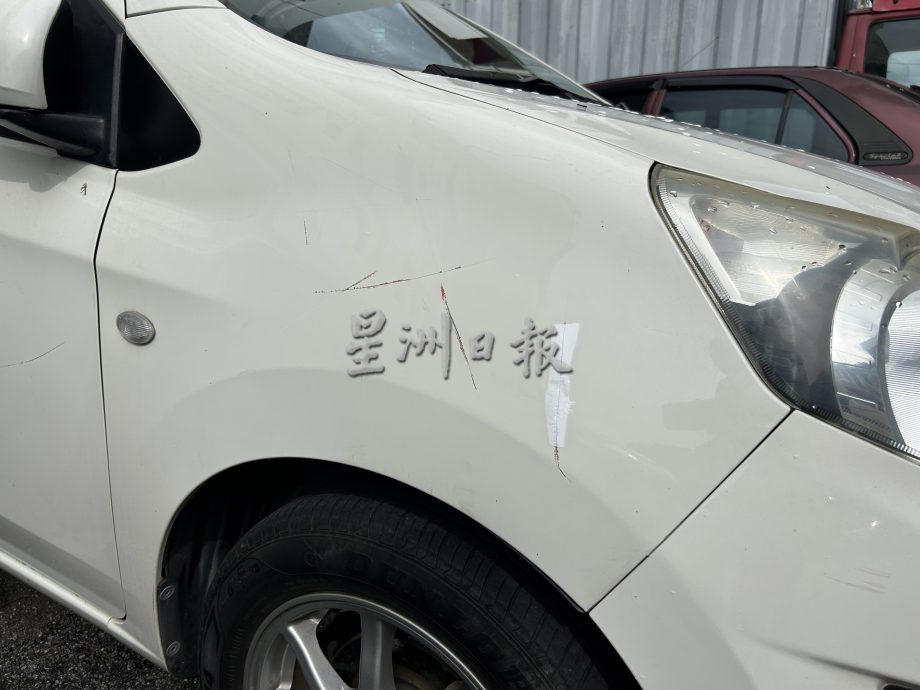 霹慈善社会所屋顶板 大风吹脱砸刮4车