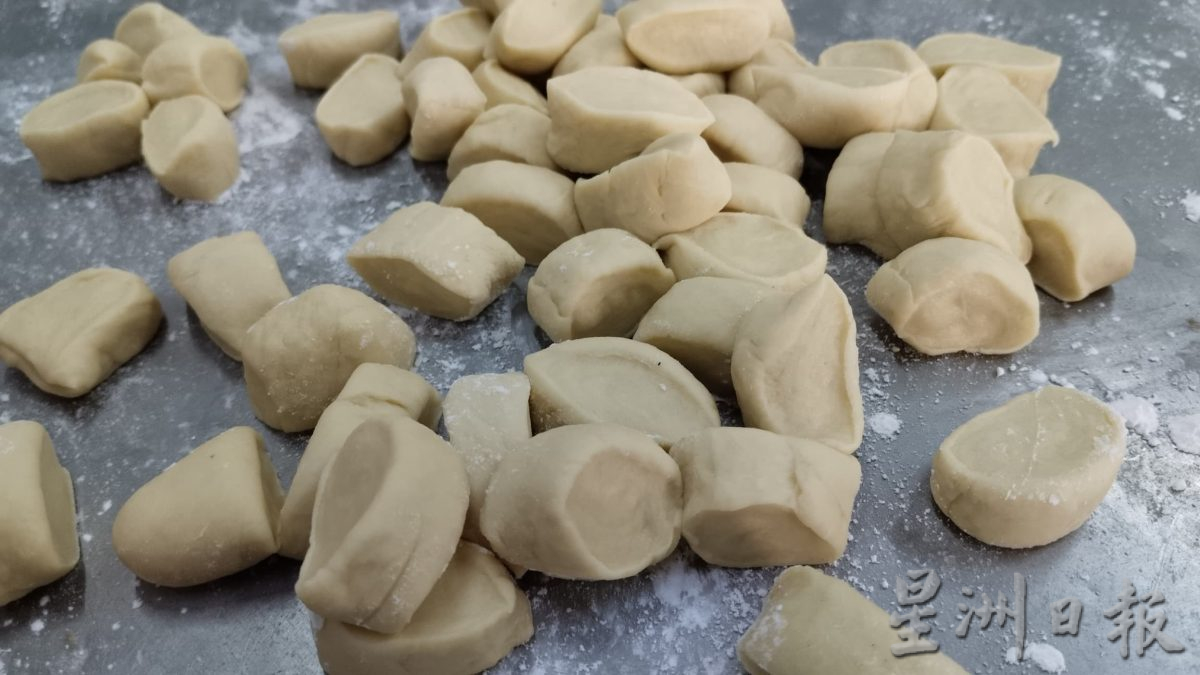 霹:封底主文/它的诞生/没“鸡”的鸡仔饼 饼皮陷料巧妙结合 香气足口感佳