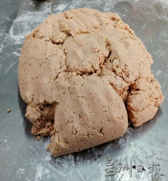 霹:封底主文/它的诞生/没“鸡”的鸡仔饼 饼皮陷料巧妙结合 香气足口感佳