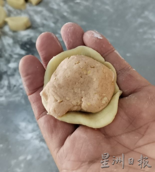 霹:封底主文/它的诞生/没“鸡”的鸡仔饼 饼皮陷料巧妙结合 香气足口感佳