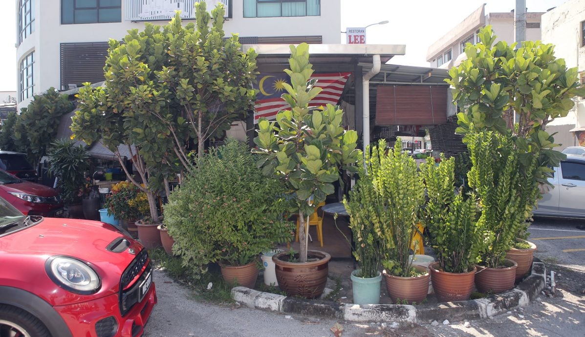 霹:封面主文/车撞店频仍引市民关注 商家提高警觉减风险