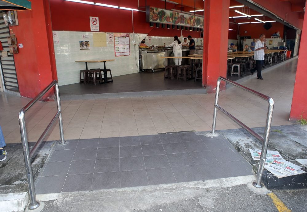 霹:封面主文/车撞店频仍引市民关注 商家提高警觉减风险