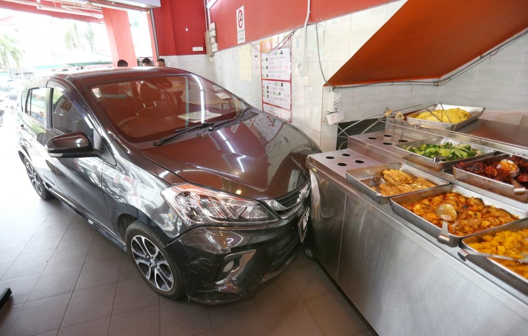 霹:封面主文/车撞店频仍引市民关注 商家提高警觉减风险