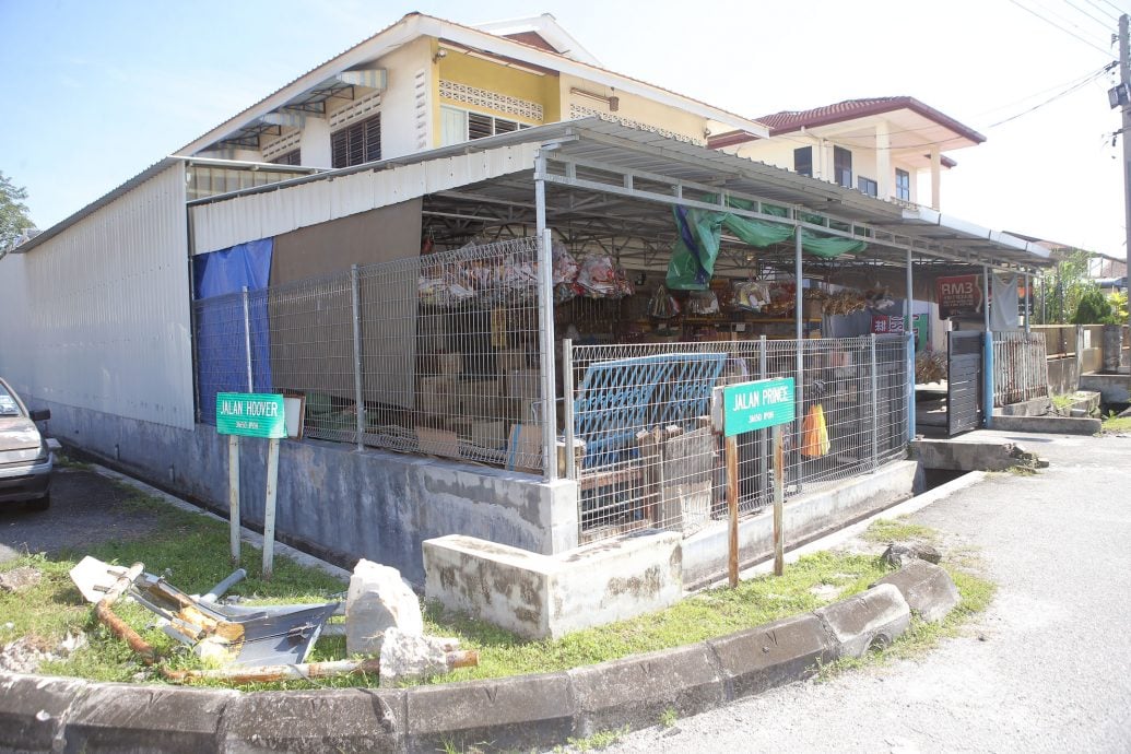 霹:封面主文/车撞店频仍引市民关注 商家提高警觉减风险