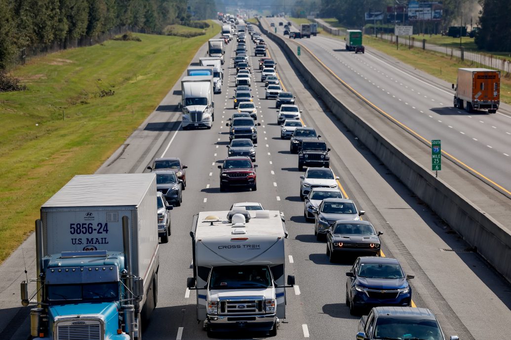 飓风米尔顿逼近佛州居民“大逃亡” 机场关闭逾2000航班取消