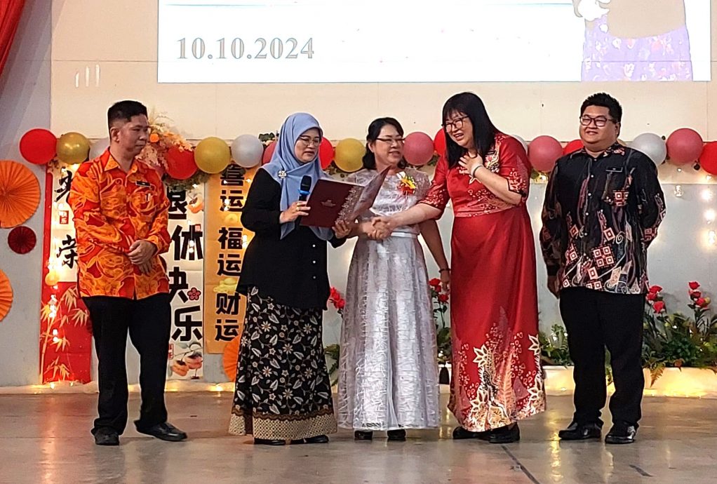 （ 大北马） 巴里文打新华李彩帷校长荣休  张珍妮校长接任 