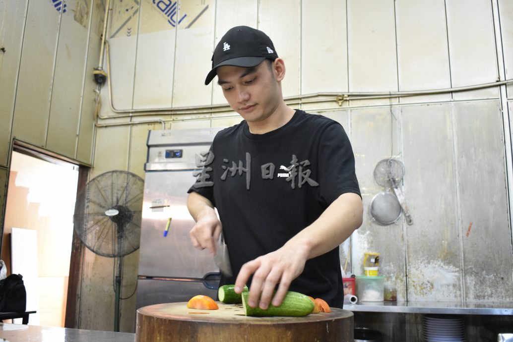 (10月28日发布)私房好菜/青年学煮酱油卤鸡 留住奶奶温情