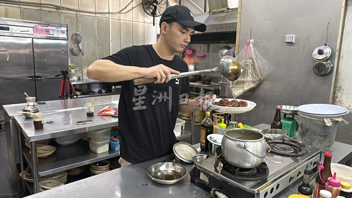 (10月28日发布)私房好菜/青年学煮酱油卤鸡 留住奶奶温情