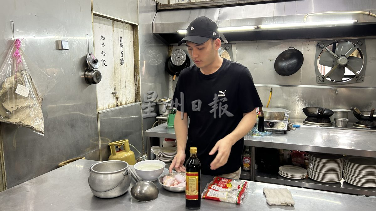 (10月28日发布)私房好菜/青年学煮酱油卤鸡 留住奶奶温情