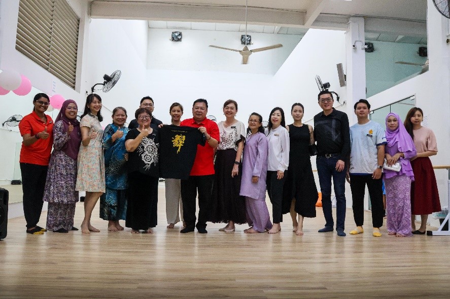 (2/10见报)大都会//(年轻人)《公中STEAM实验室,二十一世纪教室和舞蹈室开幕》