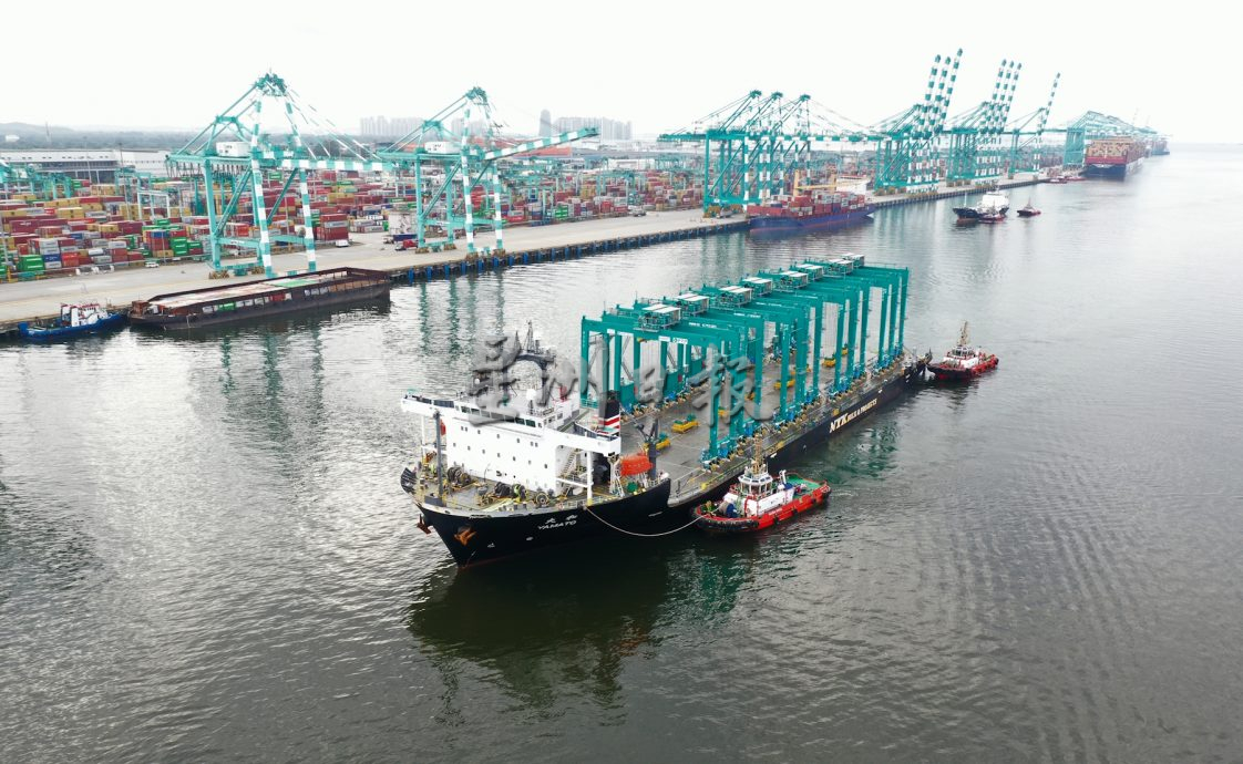 (3/10见报)星角摄/图说大马(10月3日刊):丹绒柏乐巴斯港口的数字化与自动化无人驾驶技术