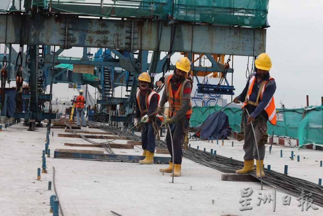 (供10月14日)星角摄/图说大马:RTS海上段桥顺利合龙