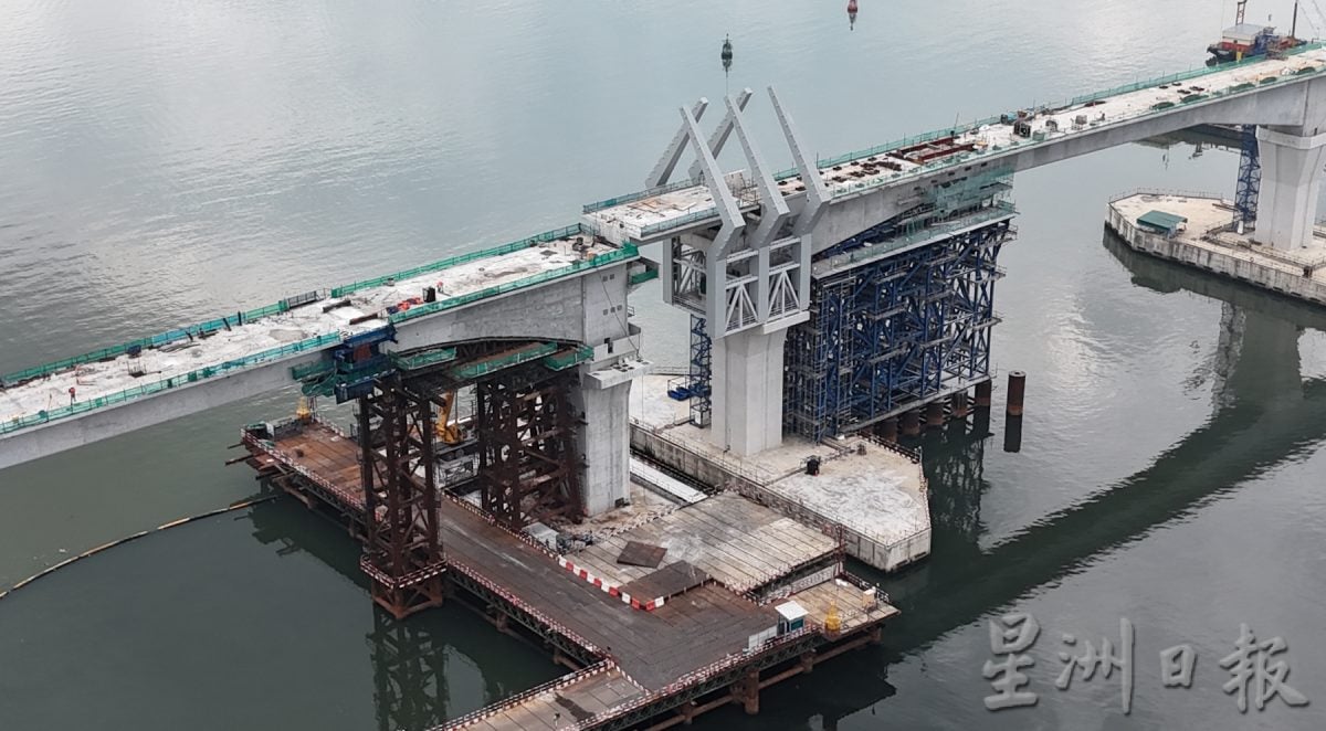 (供10月14日)星角摄/图说大马:RTS海上段桥顺利合龙